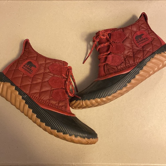 Red Sorel waterproof duck style boots - Picture 8 of 8